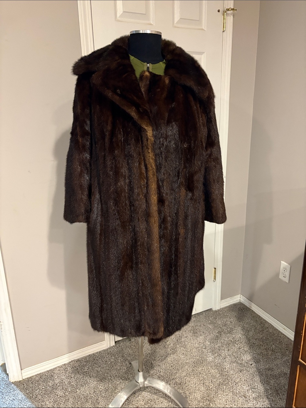 Dark Brown Mahogany Mink Fur Coat. 7B